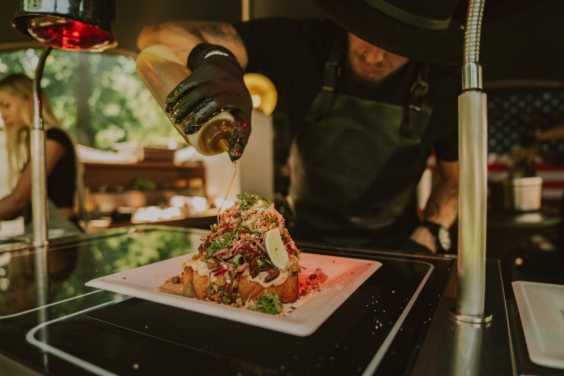 Šéfkuchař při plateování fine dining chodu